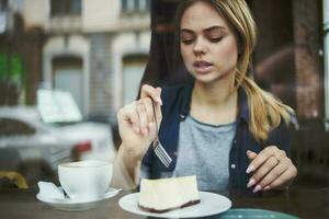 ziemlich Frau im Cafe Essen Ferien Lebensstil foto