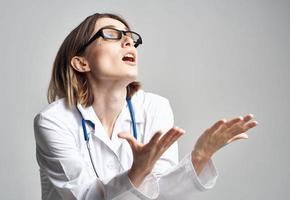 Porträt von weiblich Krankenschwester im medizinisch Kleid und Blau Stethoskop foto