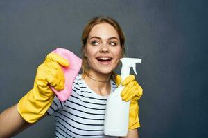 Reinigung Dame mit Waschmittel Lappen im Hand Zuhause Pflege Innere Bedienung foto