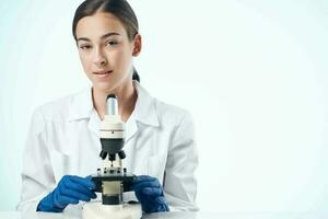 weiblich Labor Assistent Wissenschaft Forschung Mikroskop Biotechnologie foto