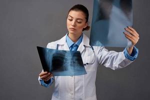 weiblich Arzt Weiß Mantel Medizin Untersuchung dunkel Hintergrund foto