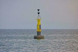 Gelb Signal Boje im das baltisch Meer foto