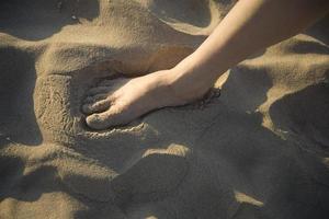 barfuß Fuß auf Baiser Sand foto