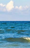 tropischer karibischer strand klares türkisfarbenes wasser playa del carmen mexiko. foto