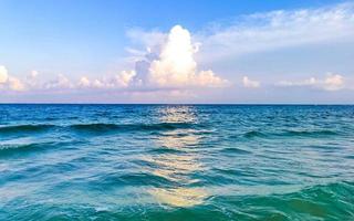 tropischer karibischer strand klares türkisfarbenes wasser playa del carmen mexiko. foto