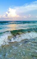 tropischer karibischer strand klares türkisfarbenes wasser playa del carmen mexiko. foto