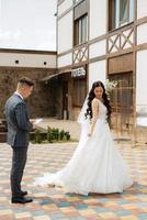 das zuerst Treffen von das Braut und Bräutigam im das Hof von das Hotel foto