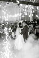 das zuerst tanzen von das Braut und Bräutigam Innerhalb ein Restaurant foto