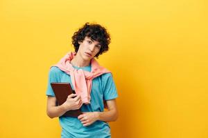 Schüler mit ein Buch Hochschule Lernen Rosa Jacke isoliert Hintergründe foto