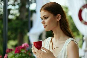 Porträt von jung schön Frau Trinken Kaffee draußen unverändert foto
