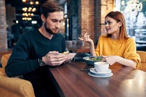 verheiratet Paar im ein Restaurant romantisch Abendessen Kommunikation foto