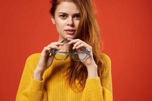 heiter attraktiv Frau halten Haar Brille Mode Studio foto