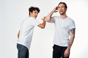 zwei Mann im Weiß T-Shirts Emotionen Freundschaft Spaß foto