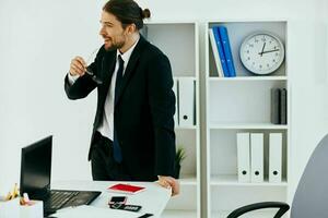 Mann im ein passen halten ein Telefon Telefon Büro Exekutive foto