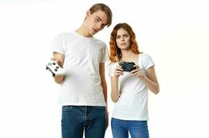 komisch Mann und Frau mit Joysticks im Hände Video Spiele Hobbys Freundschaft foto