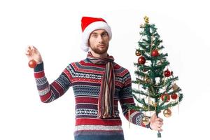 emotional Mann im ein Santa Hut Weihnachten Dekorationen Urlaub Neu Jahr Studio posieren foto
