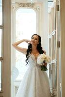 Porträt von ein Braut im ein Weiß Kleid im ein hell Cafe foto