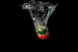 frisch Erdbeeren mit Wasser Spritzen foto