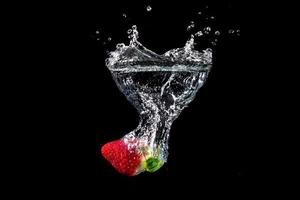 frisch Erdbeeren mit Wasser Spritzen foto