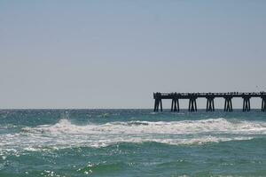 Strand lange Angeln hölzern Dock foto