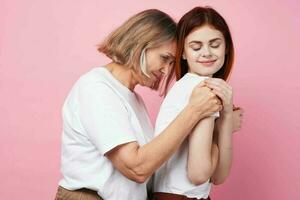 Mama und Tochter im Weiß T-Shirts Umarmung zusammen Familie Freundschaft foto