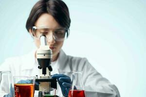 weiblich Labor Assistent Medizin Forschung Biotechnologie Mikroskop Nahansicht foto