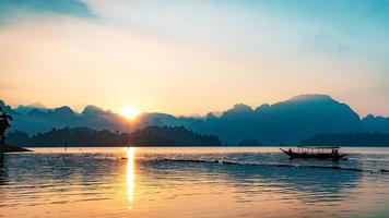 Schattenbild eines Bootes, das in einem Damm in Südthailand segelt