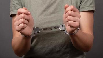 Person verhaftet, Frau wegen Finanzbetrugs mit Handschellen gefesselt, Rechtsbegriff foto