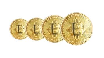 Gruppe von Goldmünzen der Bitcoin-Kryptowährung lokalisiert auf weißem Hintergrund foto