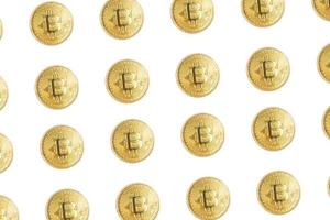 Gruppe von Goldmünzen der Bitcoin-Kryptowährung lokalisiert auf weißem Hintergrund foto