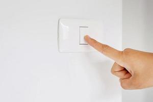 Wende aus das Leistung Schalter zu speichern Elektrizität im das Haus. foto