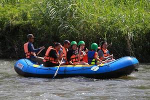 Nakhonnayok, Thailand, Dezember 19 Gruppe von Abenteurer tun Weiß Wasser Rafting beim Damm, auf Dezember 19, 2015, die Fluss ist Beliebt zum es ist szenisch Natur Sicht. foto