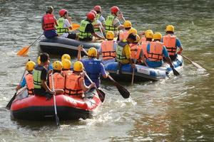 Nakhonnayok, Thailand, Dezember 19 Gruppe von Abenteurer tun Weiß Wasser Rafting beim Damm, auf Dezember 19, 2015, die Fluss ist Beliebt zum es ist szenisch Natur Sicht. foto