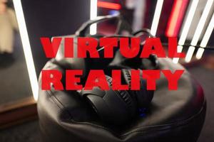 virtuell Wirklichkeit Konzept. Fachmann Kopfhörer mit Mikrofon und vr Brille zum Video Spiele und Cyber Sport auf Hintergrund. foto