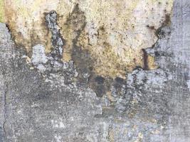 alt Grunge Riss grau Beton oder Zement Mauer Textur Hintergrund mit trocken Moos foto