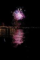 Feuerwerk Show beim Nacht auf das Ufer von das Meer von alicante Spanien foto