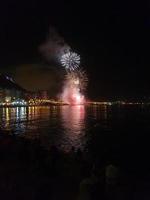 Feuerwerk Show beim Nacht auf das Ufer von das Meer von alicante Spanien foto