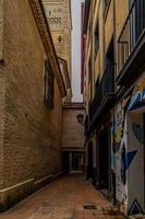 historisch Kirche im Saragossa im das eng Mudéjar Straßen von das Stadt foto