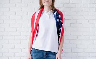 Weiß Polo Hemd auf Frau Über USA Flagge Hintergrund, Attrappe, Lehrmodell, Simulation Design foto