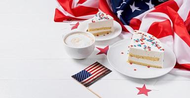 Süss Kuchen mit USA Flagge farbig Sträusel und Sterne , Flagge Hintergrund foto