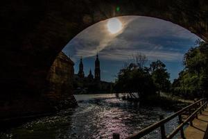 Frühling städtisch Landschaft mit Säule Kathedrale im Saragossa, Spanien und das ebro Fluss foto