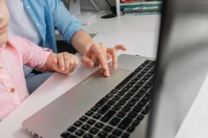 Mutter und Tochter mit einem Laptop foto