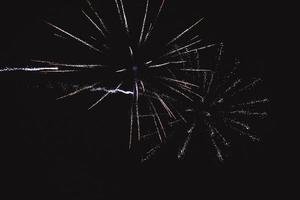 festliche mehrfarbige pyrotechnische Feuerwerke grüßen am dunklen Nachthimmel