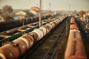 Güterwagen am Bahnhof. Draufsicht auf Güterzüge. Wagen mit Gütern auf der Eisenbahn. Schwerindustrie. industrielle Konzeptszene mit Zügen. selektiver Fokus. foto