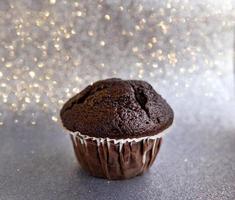 köstlich Schokolade Muffin auf ein Silber funkelnd Hintergrund foto