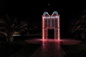 Original Weihnachten Dekoration rot und Weiß Geschenk beim Nacht foto