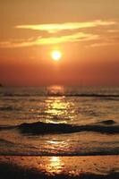 schöner leuchtend orange Sonnenuntergang am Strand, kein Filterbild. unglaubliche Aussicht mit Nordsee bei Sonnenuntergang