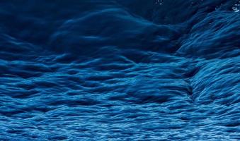 Hintergrund eines blauen Meeres mit interessanten Wellen. blaue Seelandschaft. foto