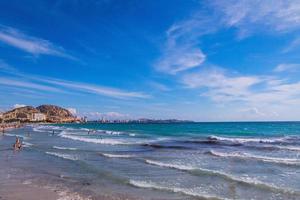 Sommer- Strand Landschaft im das Spanisch Stadt von alicante auf ein sonnig Tag foto