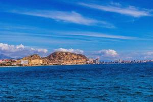 Sommer- Strand Landschaft im das Spanisch Stadt von alicante auf ein sonnig Tag foto